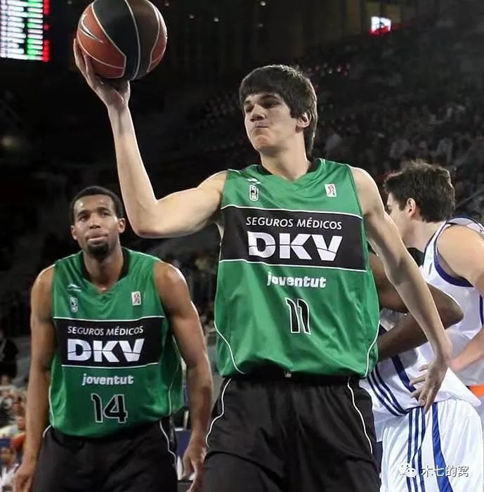 西班牙队以 西班牙队以